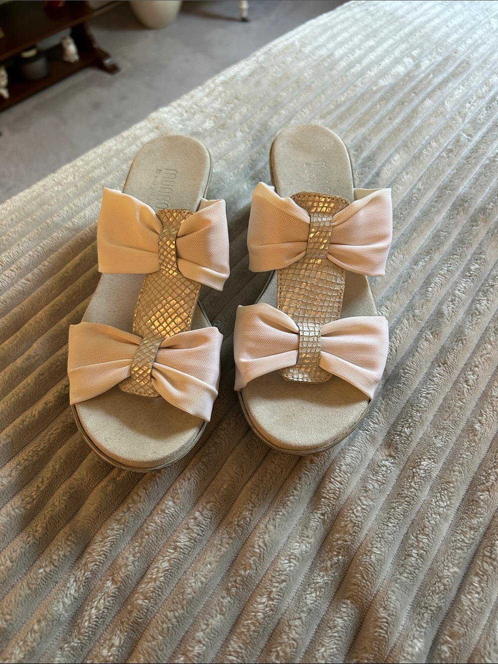 Munro Cream/Gold Bow Slide Sandals